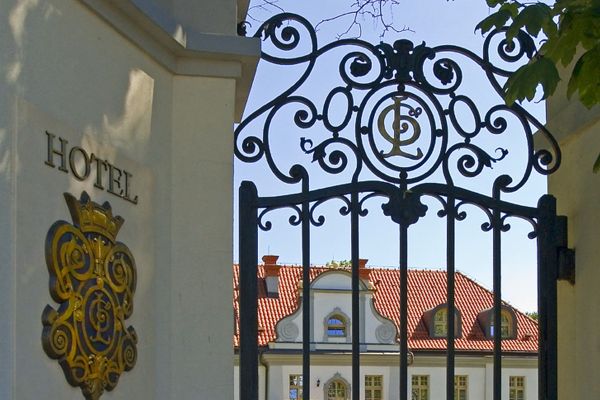 Palac Czarny Las (Woźniki)
